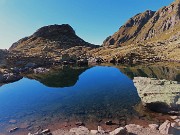 45 Lago di Pietra Quadra con Croce di Branzi a dx